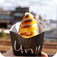 写真：手に持ったスイーツ