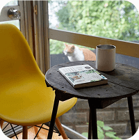 写真：丸テーブル上に本とコーヒー