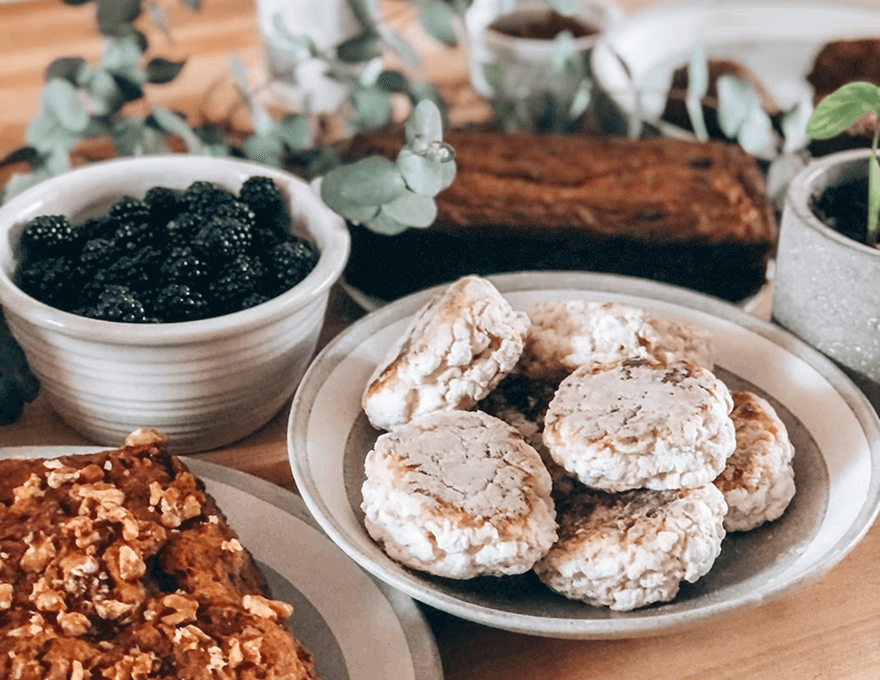 写真:数々のお皿の上に色々な焼き菓子が載っています