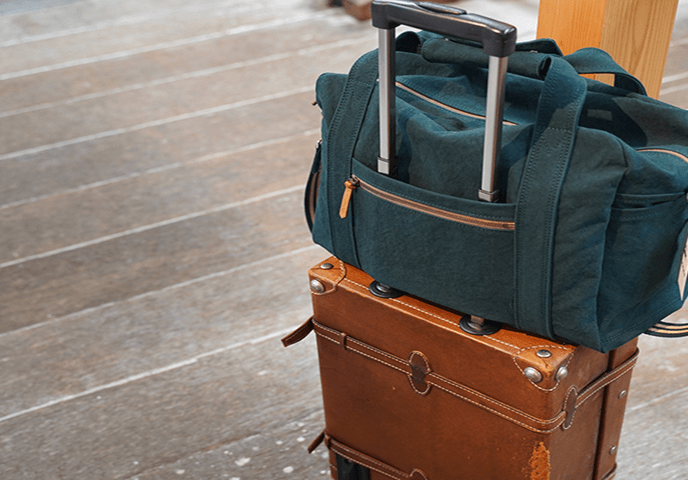 写真:スーツケースの上に尾道帆布でできたカバンが乗っています